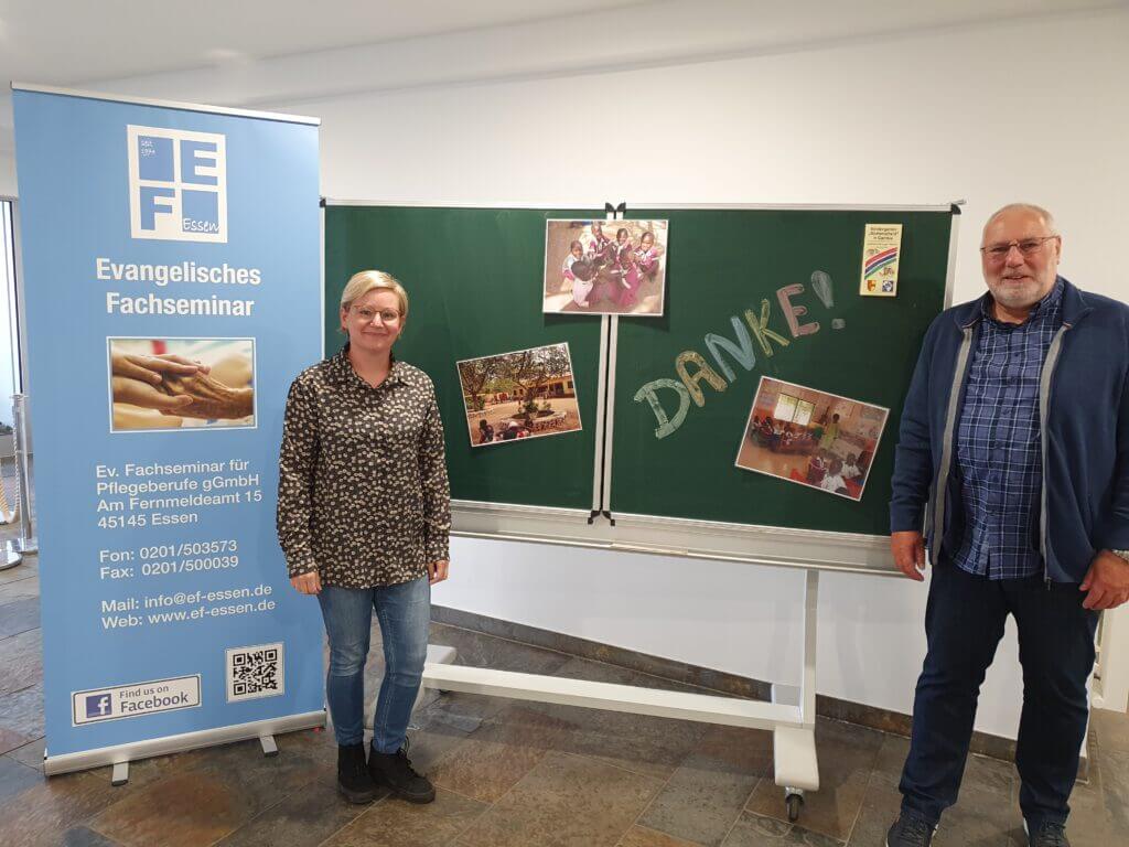 Neue Schultafeln für den „Kindergarten Wattenscheid in Gambia